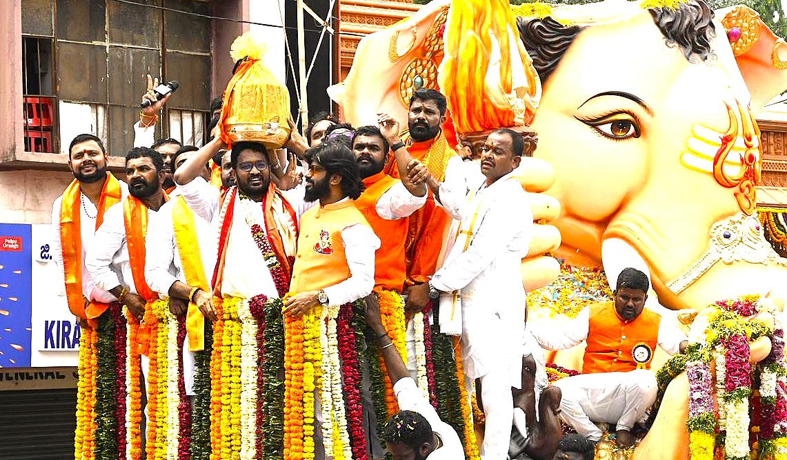 Sama Praneeth Reddy with the Balapur Laddu sold for Rs. 39 lakh