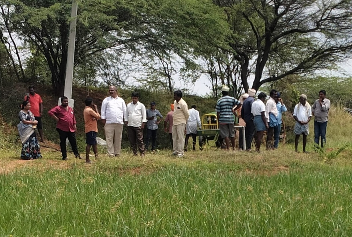 Officials demarcate the boundaries of Avusali and Kammari Kunta lakes