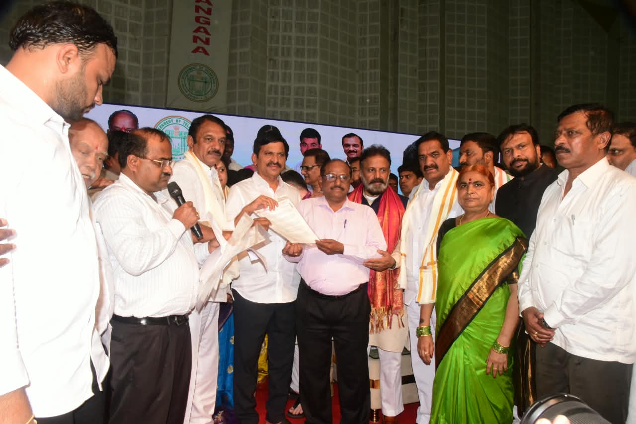 జీవో 118 ఇళ్ల స్థలాల క్రమబద్ధీకరణ ధ్రువపత్రాల పంపిణీ