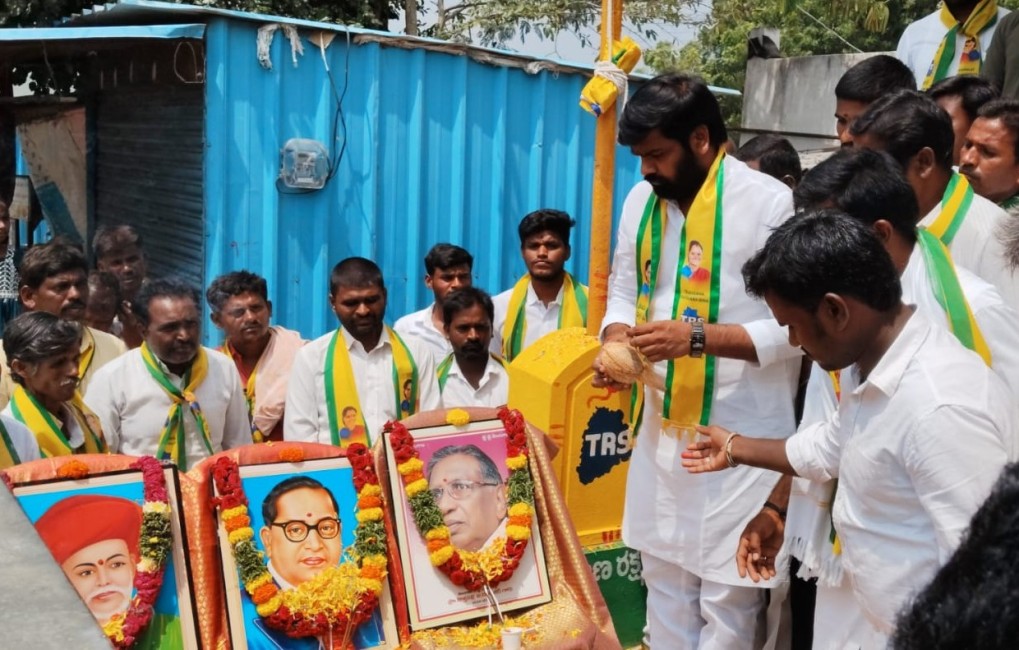 TRS constituency in-charge Ranjith Kumar unfurls the TRS flag in Gadwal