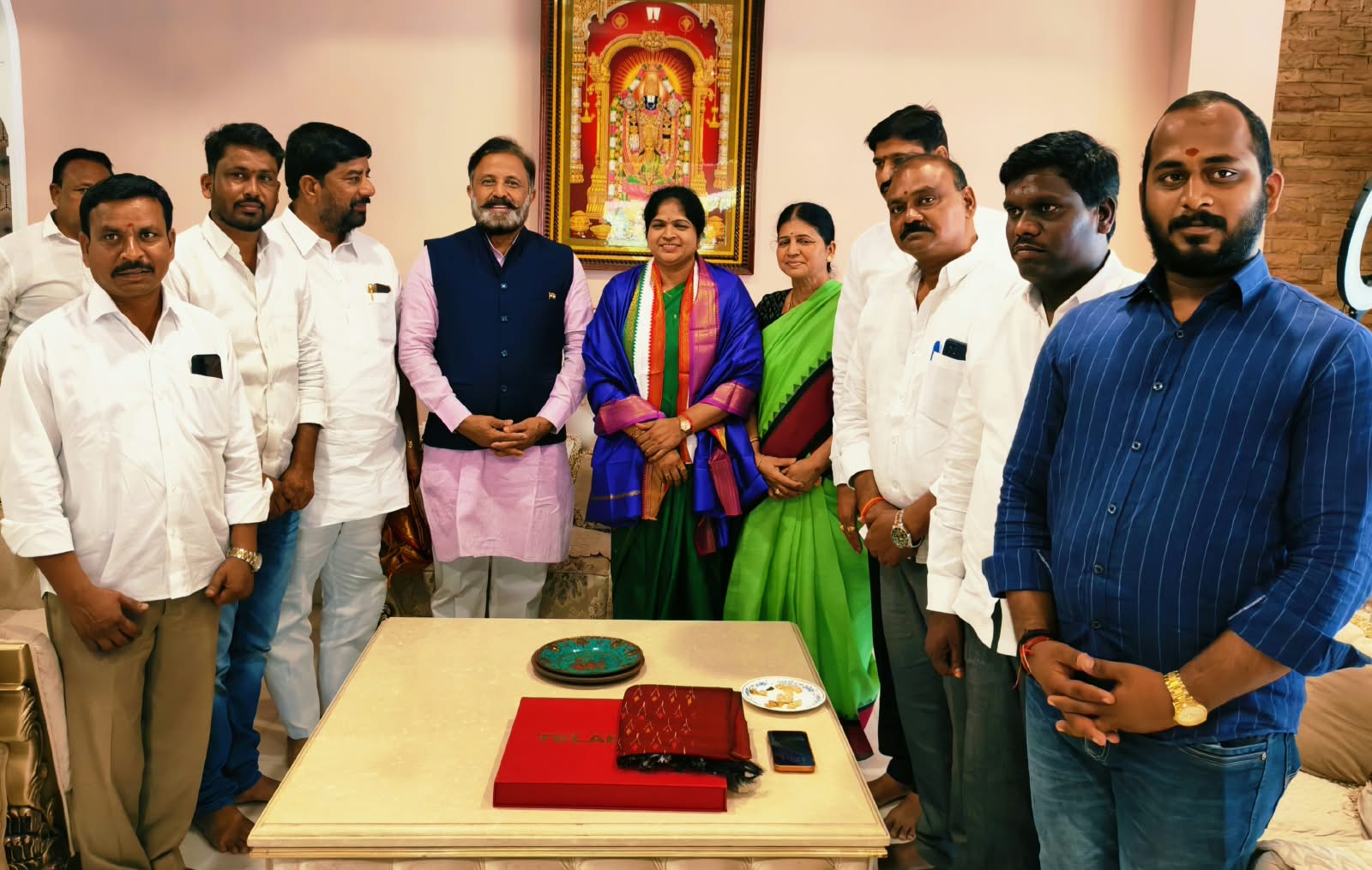 మధుయాష్కిని మర్యాదపూర్వకంగా కలిసిన డీసీసీ అధ్యక్షురాలు పారిజాత